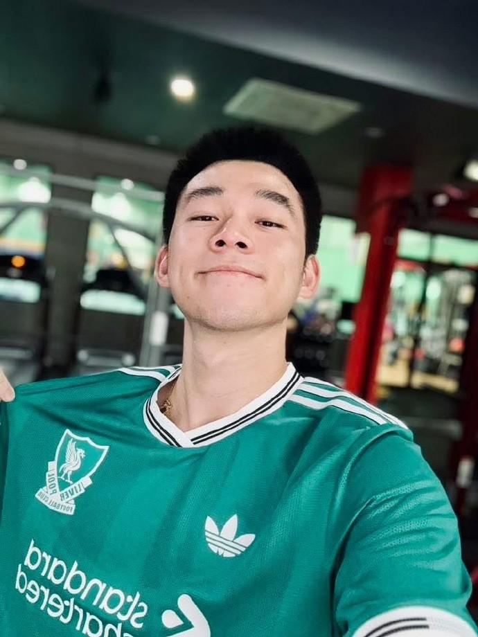 开云下载-昆拉武特更新社媒，身穿最新款利物浦二客球衣