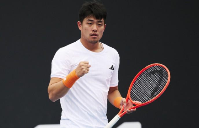 开云官网下载-直落两盘横扫！吴易昺澳网资格赛再胜一场，重返正赛一步之遥