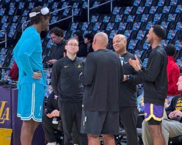 【现场】马威赛前与教练组详谈 用胜利弥补交易遗憾