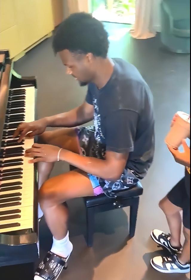 开云app下载-詹皇大儿子回家休养弹钢琴！二儿子打比赛秀空接