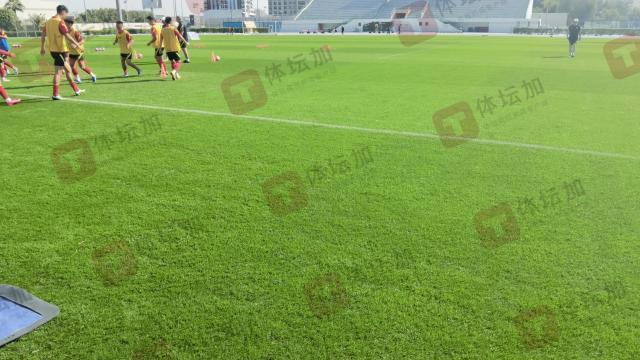 1677203320894029739.jpg U24亚运队员使用的迪拜警察俱乐部场地草坪质量相当好.jpg
