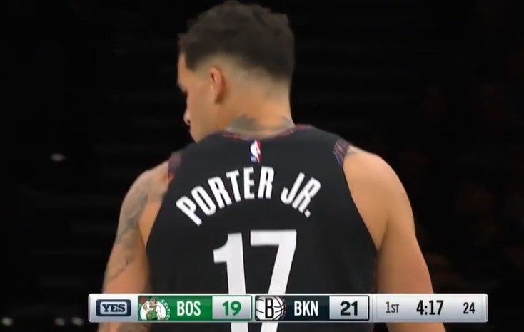 开云官网下载-真是自信！小迈克尔·波特踩着logo坚决出手 加长三分空心命中！