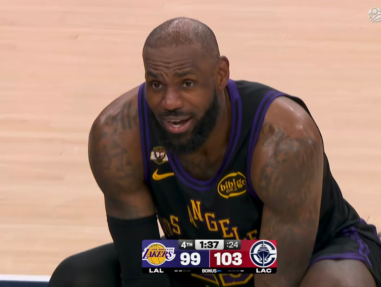 kaiyun 官网-撑杆跳没哨，锁喉不犯规！四大黑哨助力湖人还输球，难怪詹皇急眼