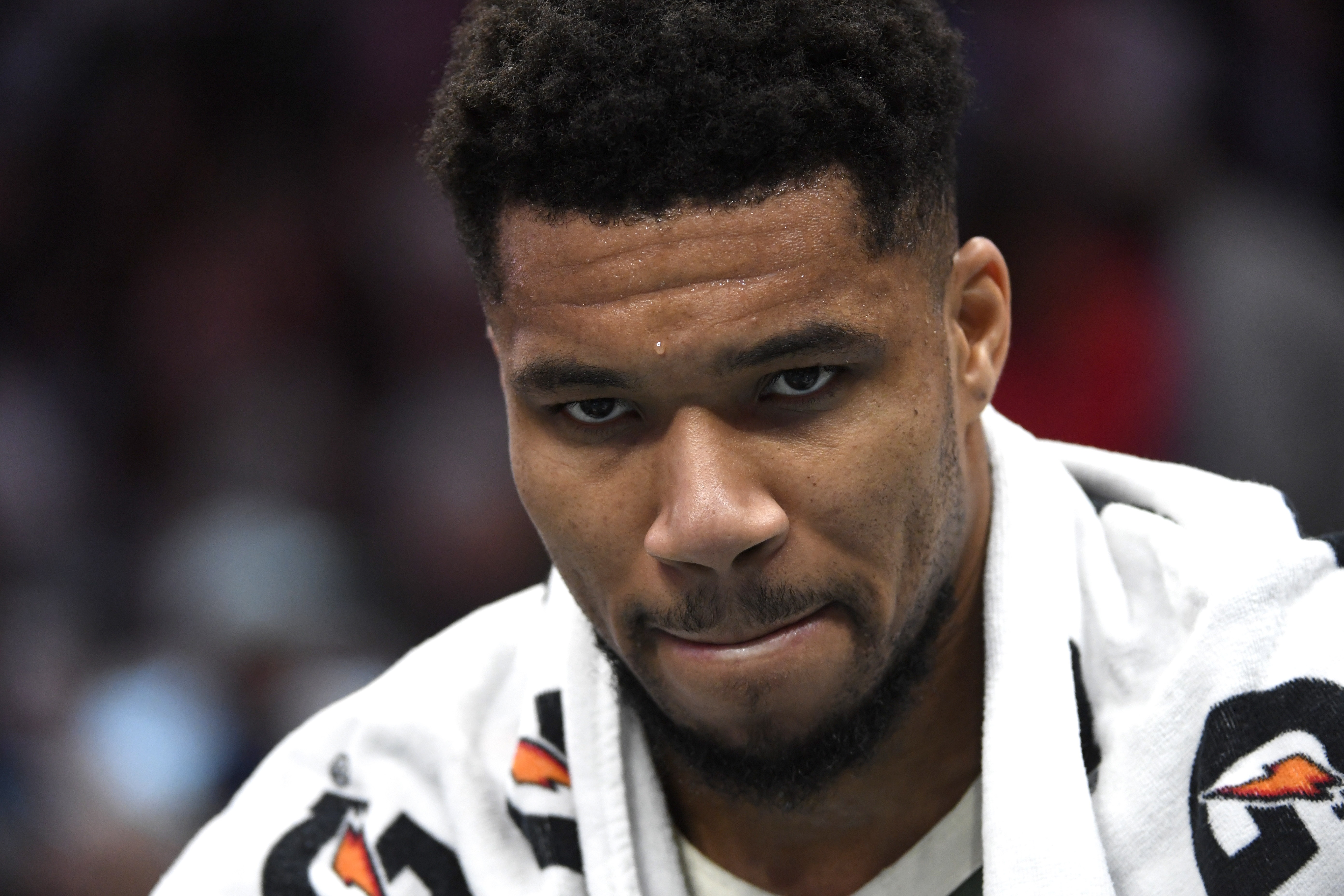 kaiyun login-无心恋战？字母哥最后时刻伤退&amp;8中4拿到22分13板7助 罚球16中14