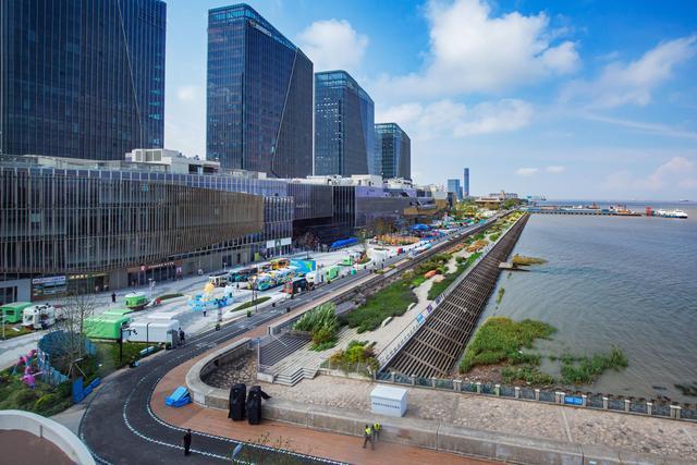 打卡巨型赛车、挑战极速卡丁车！格子旗嘉年华首登宝山滨江，开启春日狂欢