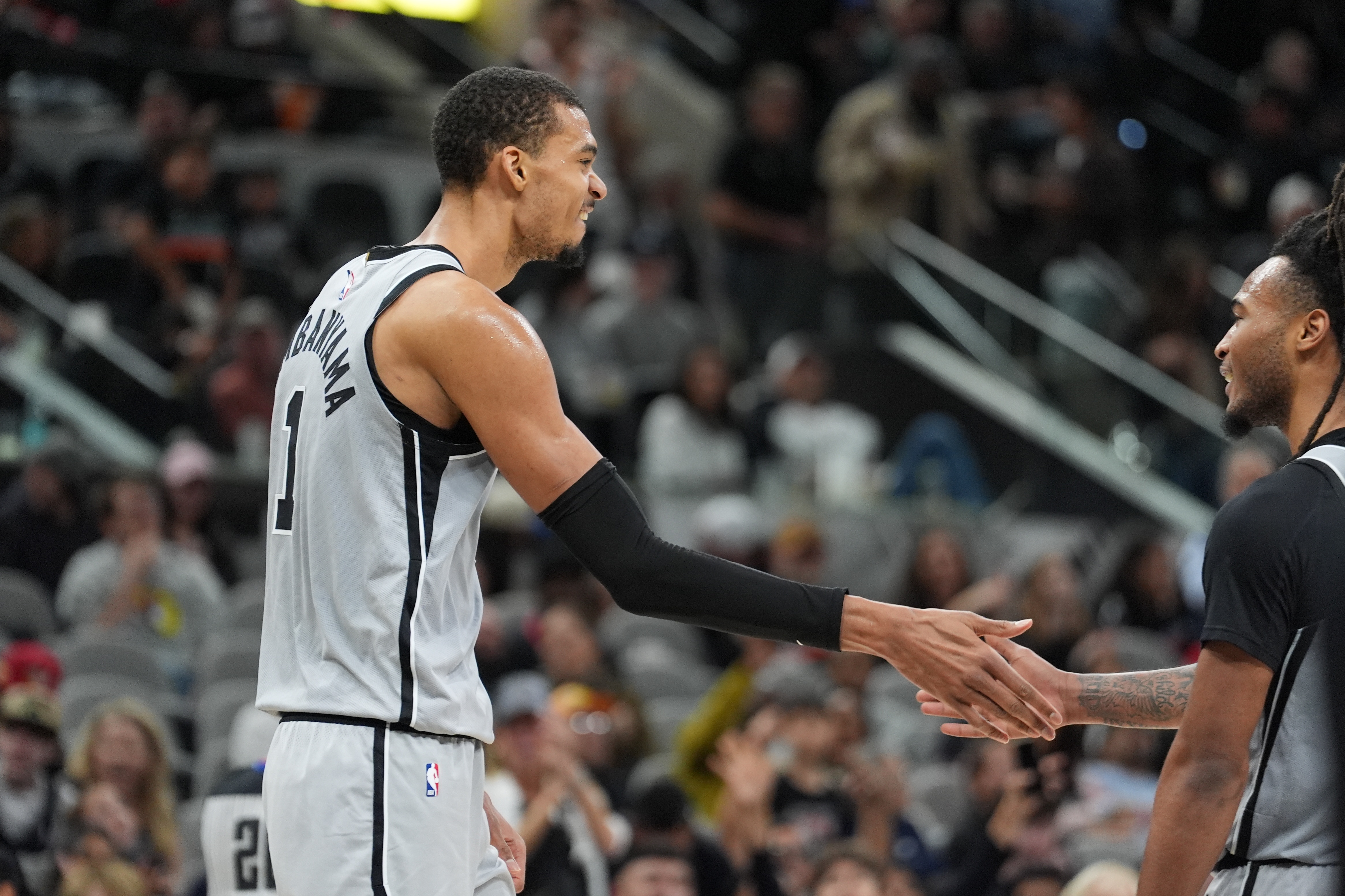 开云app下载-米奇：文班移动&amp;防守站位都很好 他看起来状态很不错